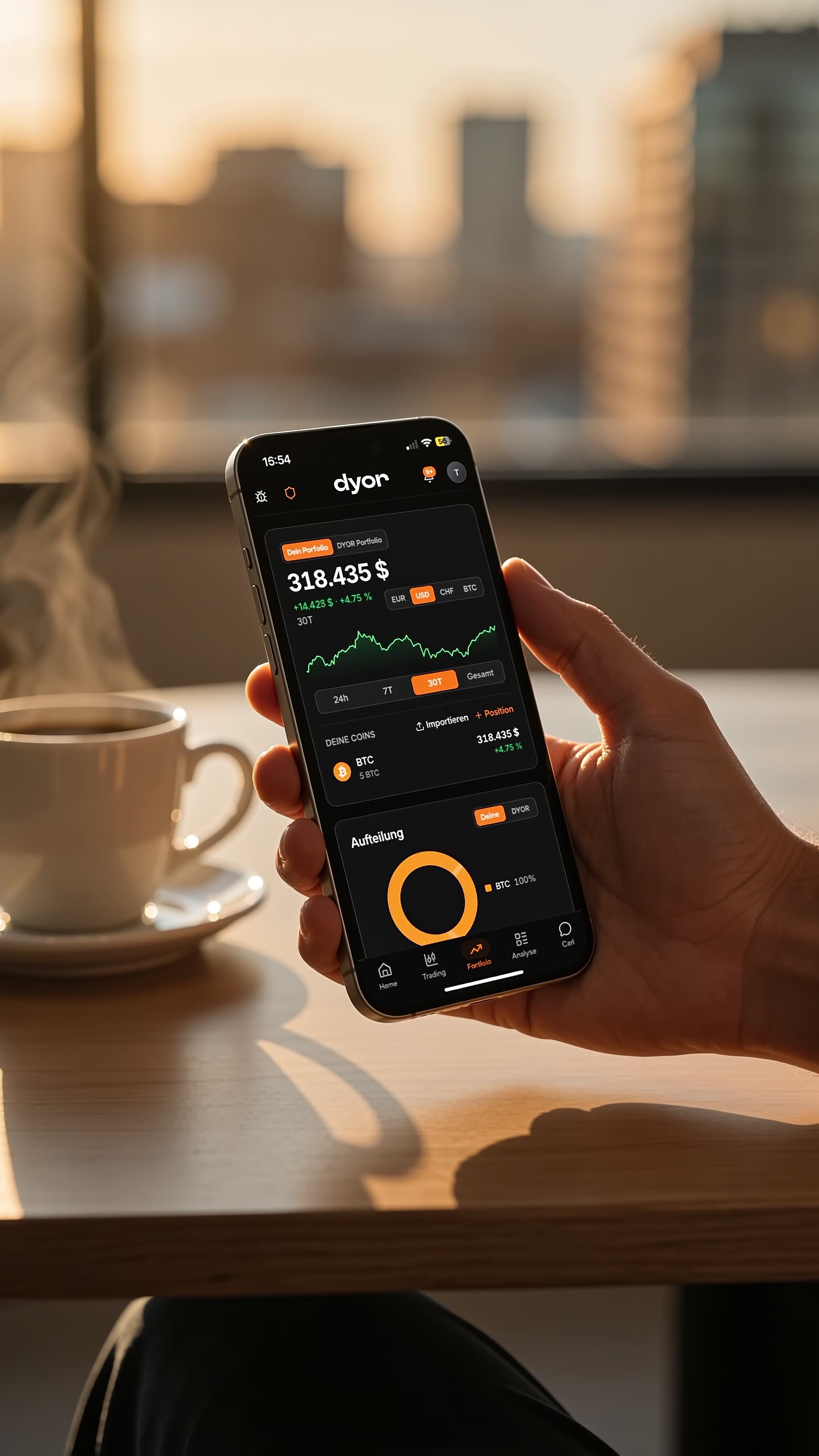 Ruhiges Krypto-Dashboard auf dem Smartphone, Kaffee daneben